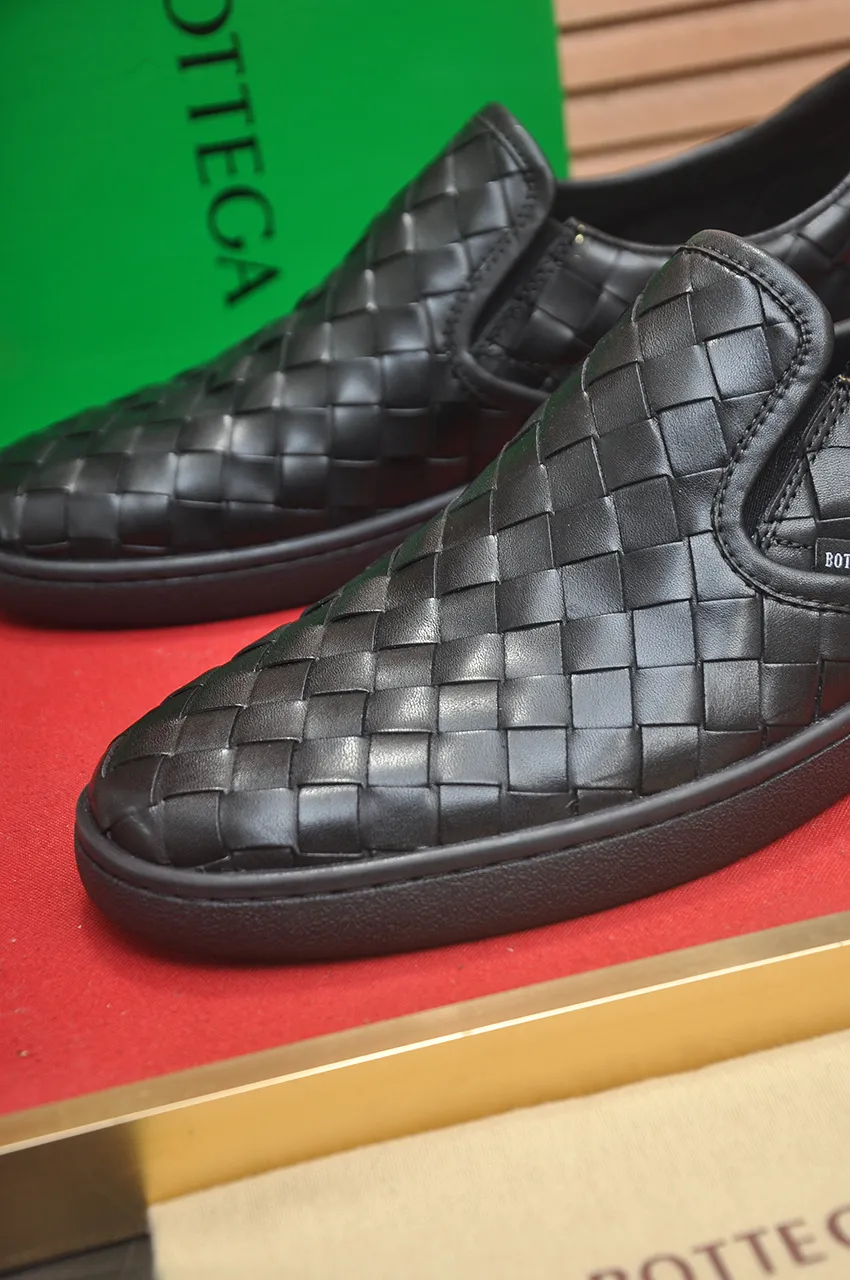 Men's shoes💰540💶【BV】Official website men's shoes👊🏻Cow leather braid🔰Cow leather lining rubber outsole🔲Counter 1:1 quality The identity of every successful man🍃The upper and solemn feet🚶🏻🚶🏻High-end custom counter original replicas📯Imported cowhide purely hand-woven🐂The last will not change regardless of wind or rain🔘Stand the verification of time🔍️Code number: 39-45 (45 custom-made)